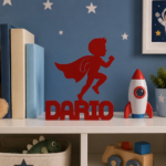 Detalle de acabado en nombre 3D personalizado modelo superheroe para decoración infantil