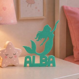 Figura decorativa infantil de sirena en 3D color verde menta con el nombre personalizado Alba en la base, sobre mesita de noche