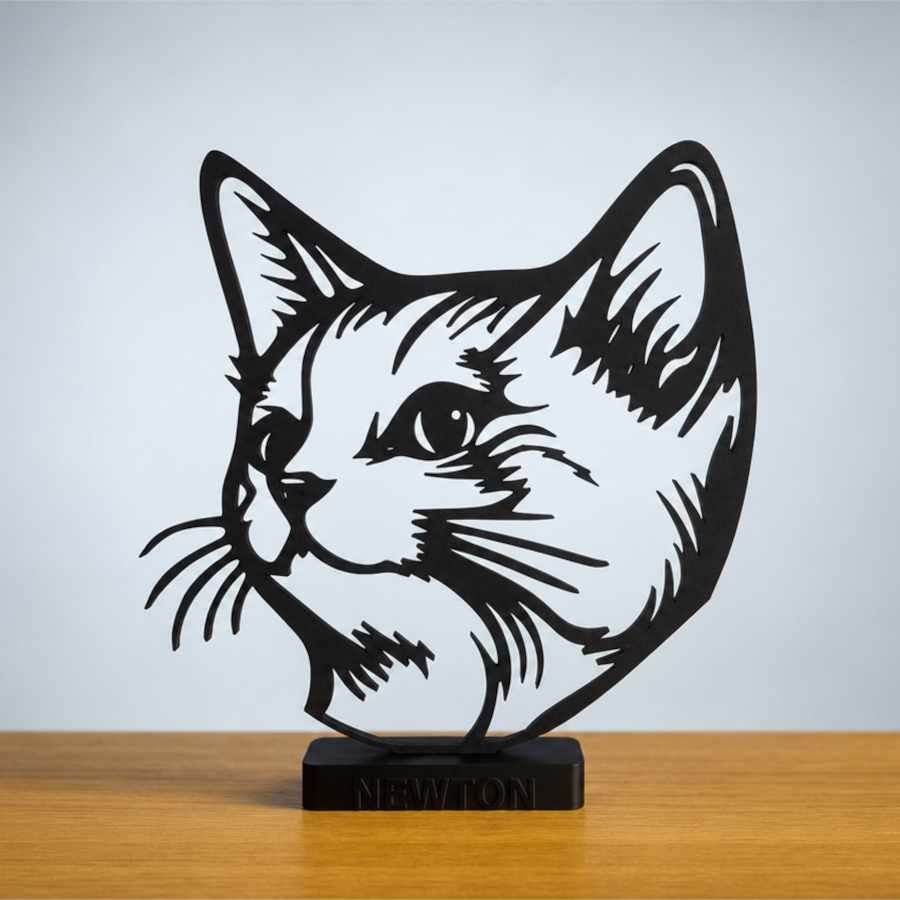Silueta decorativa de gato con nombre personalizado sobre mesa moderna
