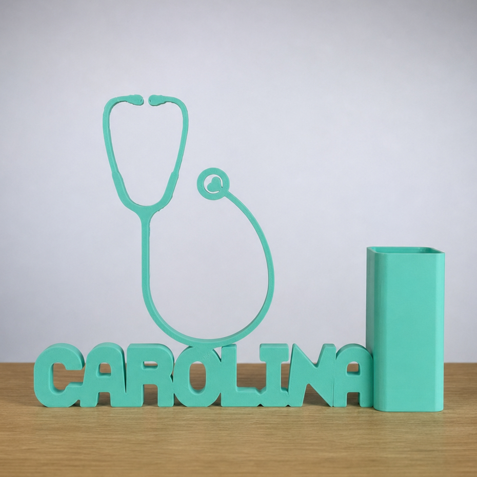 Organizador de bolígrafos personalizado en color azul mate con nombre de médico impreso en 3D sobre un escritorio de clínica minimalista.