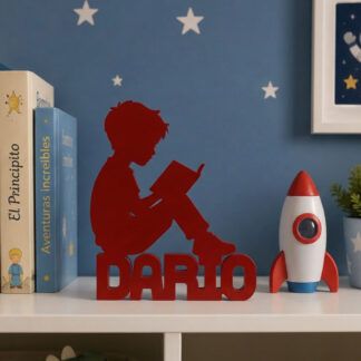 figura infantil decorativa de niño leyendo con nombre personalizado