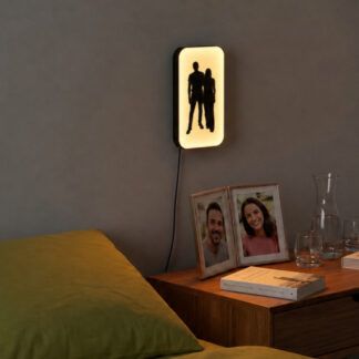 luz con silueta personalizada a partir de fotografia ubicada como lamparita de cama
